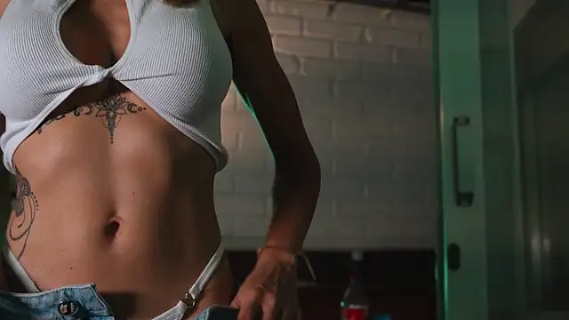 AlanaBrunetteX X online show from April 17, 11:29 pm