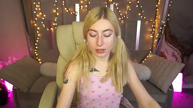 MelaniiePlay online show from April 24, 1:36 pm
