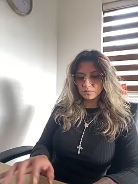 Isabella varella- online show from May 11, 2:56 pm