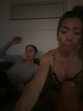 naughtyfriendsplay online show from April 6, 11:17 pm