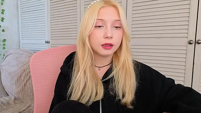 vielleee online show from May 18, 1:59 am