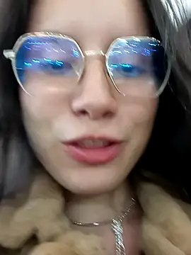 Lilith0423 online show from April 26, 1:36 am