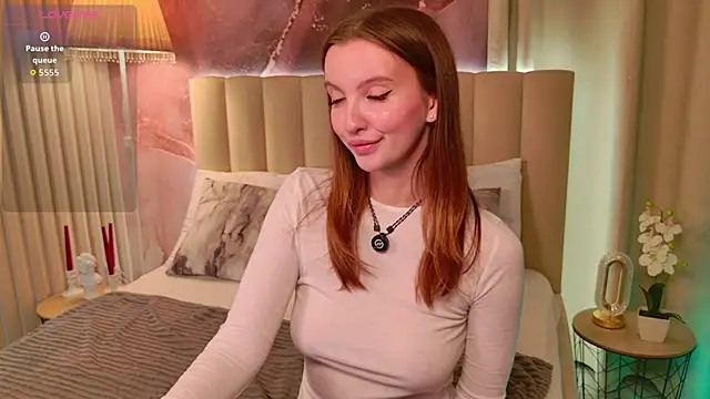 Molly  Quinn online show from June 18, 5:40 pm