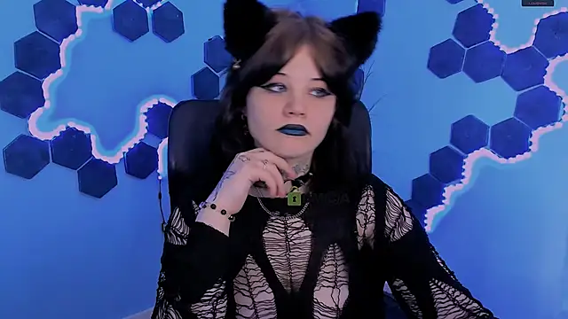 nikki kiss  online show from May 10, 9:00 am