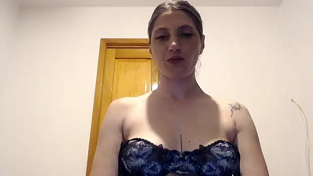 KarinnaRey online show from April 28, 9:08 pm