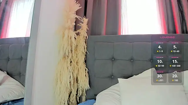 hanna-baker01 online show from May 11, 2:45 pm