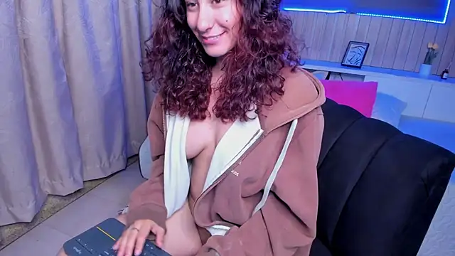 Naughty Kat  online show from June 5, 6:52 am