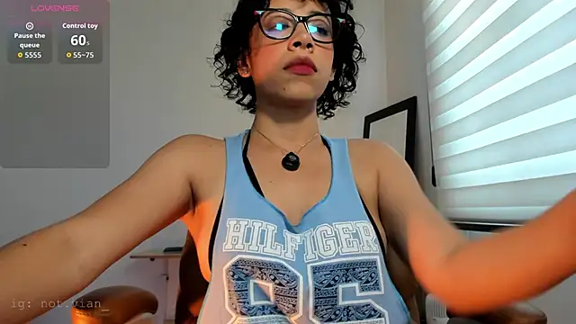 Laena Castillo online show from April 18, 5:37 pm