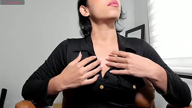 Laena Castillo online show from April 21, 5:20 pm