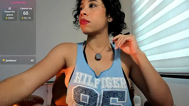 Laena Castillo online show from April 18, 7:07 pm