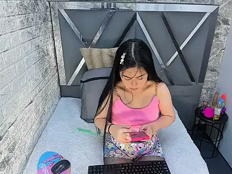 julietaflame online show from May 6, 1:15 pm