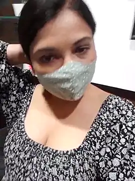 Alinna00 online show from April 24, 1:36 pm