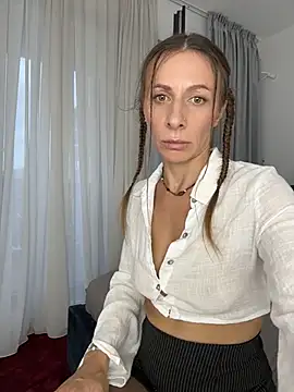 Mira Luna online show from July 3, 5:52 pm