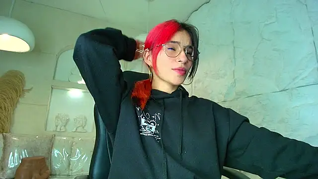 Moon Red r online show from April 21, 7:43 pm