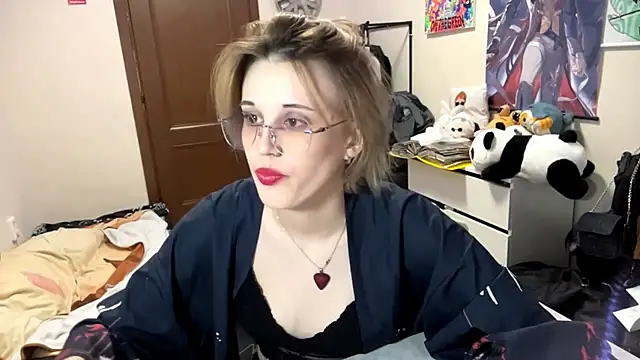 Queen moments  online show from April 24, 12:30 pm