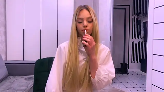 Mooniesiesita online show from April 25, 6:49 pm