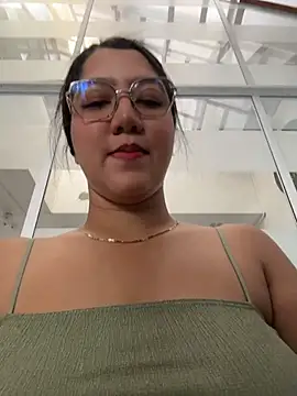 Chloe Thomsoon  online show from June 2, 7:59 pm