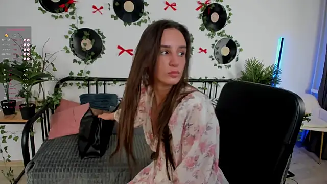NicoleWells22 online show from May 17, 3:49 am