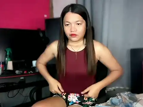 sazzygirlx online show from May 5, 1:14 pm