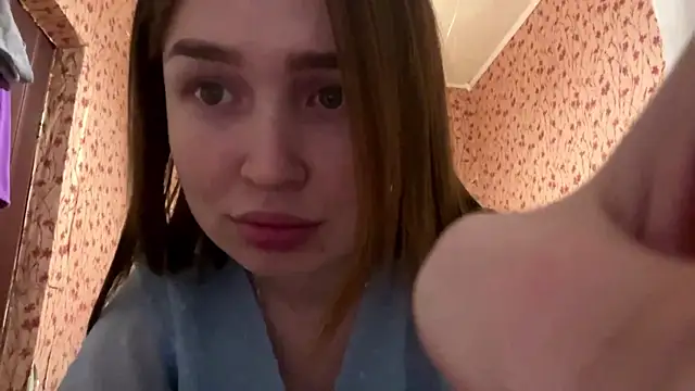 Chloooee online show from May 6, 4:44 pm