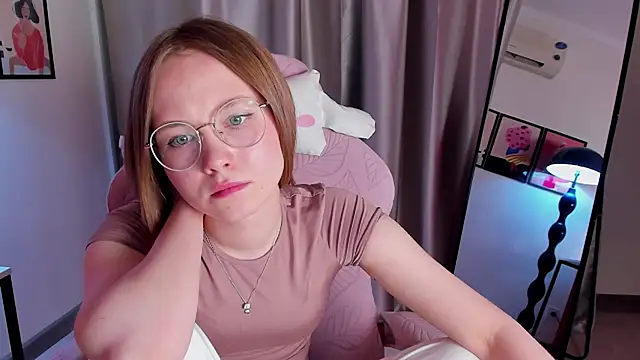 FloraLarsson online show from May 7, 11:03 am
