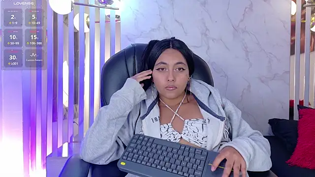 Hollyyqueen  online show from July 31, 11:28 pm