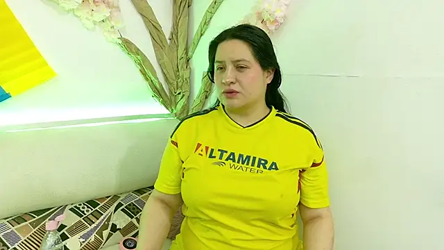 Laura  Castillo  online show from June 17, 1:23 pm