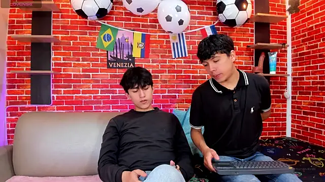 Hoot boyss  online show from June 27, 7:53 pm