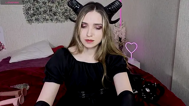 NocturneHuntress online show from June 6, 7:03 am