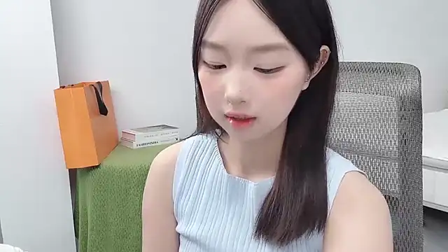 Yoyo33355 online show from June 7, 11:28 am