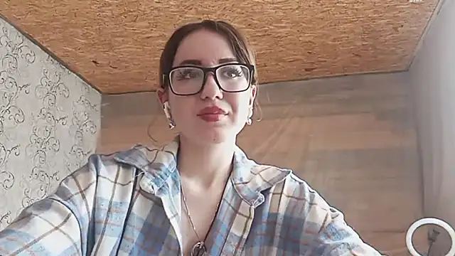 OliviaMoment online show from June 7, 10:33 am