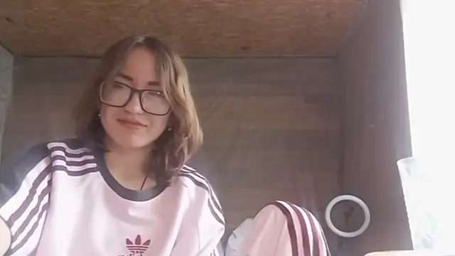 OliviaMoment online show from June 19, 9:24 am