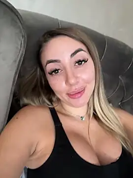 Snapshot of BabesGoWild chatting on October 17, 6:05 am BabesGoWild online show from October 17, 6:05 am