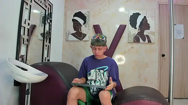 BLACK AND WHITET online show from June 18, 1:18 am