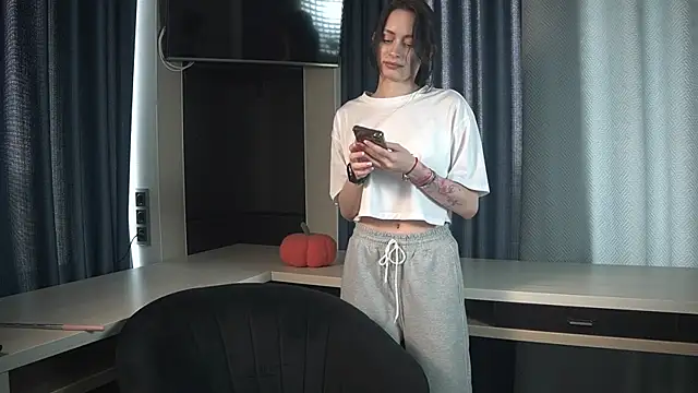 ErminiaBiles online show from June 14, 8:47 am