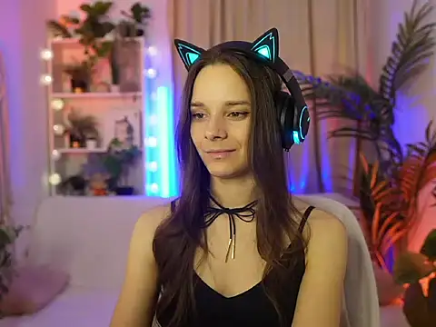 Anna Leah  online show from July 25, 7:10 pm