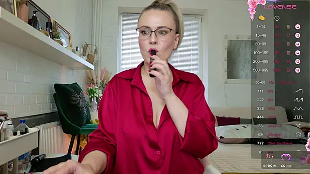 Snapshot of BeautyeyesLovely chatting on October 4, 12:33 pm BeautyeyesLovely online show from October 4, 12:33 pm