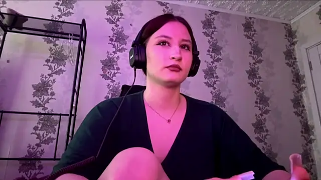 SuzanMoote online show from July 6, 11:26 am