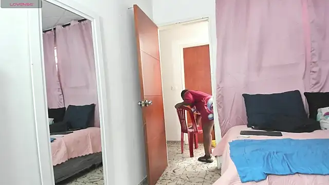 LupeAdams online show from April 22, 11:51 am