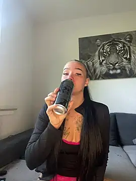 loveezoe online show from August 7, 7:15 am