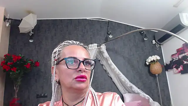 ElviraMilf online show from August 3, 9:04 am