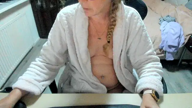 Snapshot of minoesje37 chatting on October 14, 7:38 pm minoesje37 online show from October 14, 7:38 pm