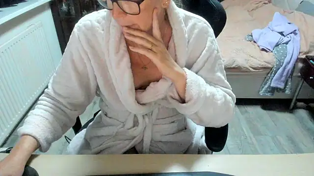 Snapshot of minoesje37 chatting on October 16, 7:49 pm minoesje37 online show from October 16, 7:49 pm