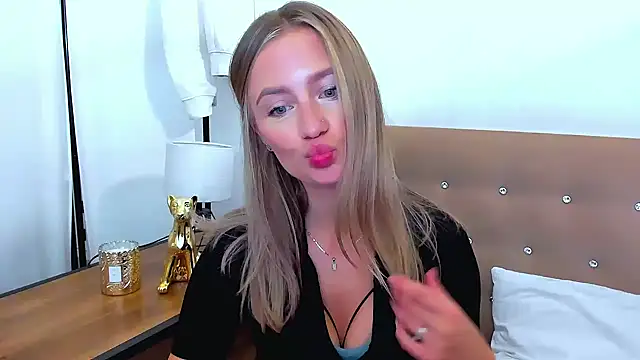 Snapshot of LenaCUTE chatting on October 7, 7:35 am LenaCUTE online show from October 7, 7:35 am