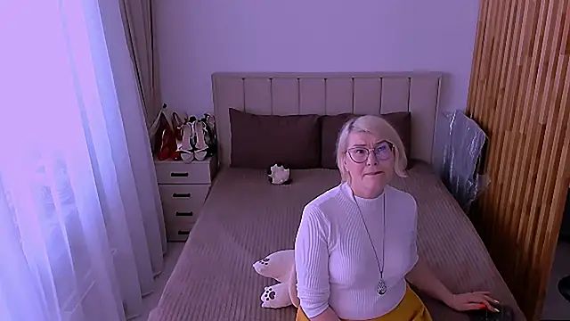 sabrinamacmarren online show from June 7, 1:29 pm
