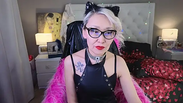 RoxalanaStar online show from April 1, 8:50 pm