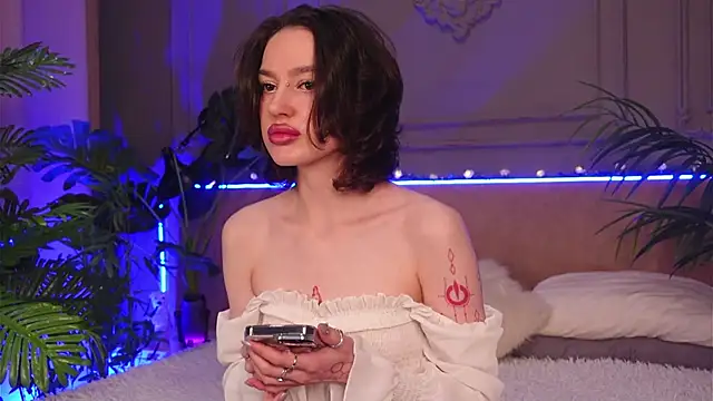 Devilinee online show from December 18, 7:46 am