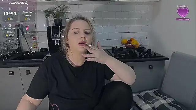 erikaerika online show from February 15, 4:39 pm