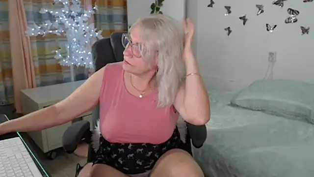 Ghertrude52 online show from June 10, 4:44 am