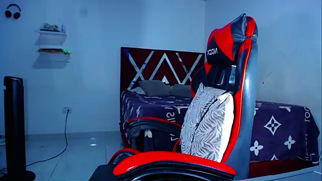 DanisaBrown online show from April 27, 1:52 pm